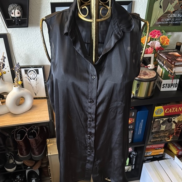 Black Sleeveless Button-Up Top - Picture 1 of 5
